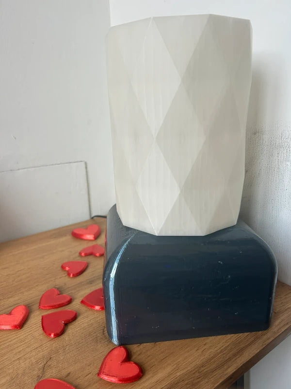 Lampada moderna bianca stampata in 3D vista frontale, design elegante con base solida.