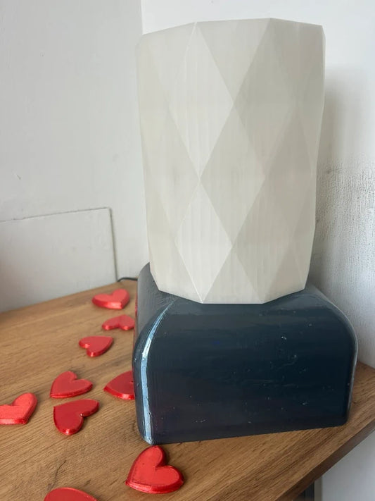 Lampada moderna bianca stampata in 3D vista frontale, design elegante con base solida.