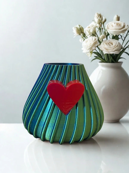 Vaso verde con cuore rosso stampato in 3D, elegante per arredamento moderno